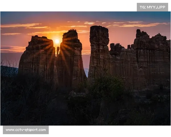 元谋土林赛道日落时分,车手头灯在峡谷中形成蜿蜒光带 元谋土林赛道日落时分,车手头灯在峡谷中形成蜿蜒光带
