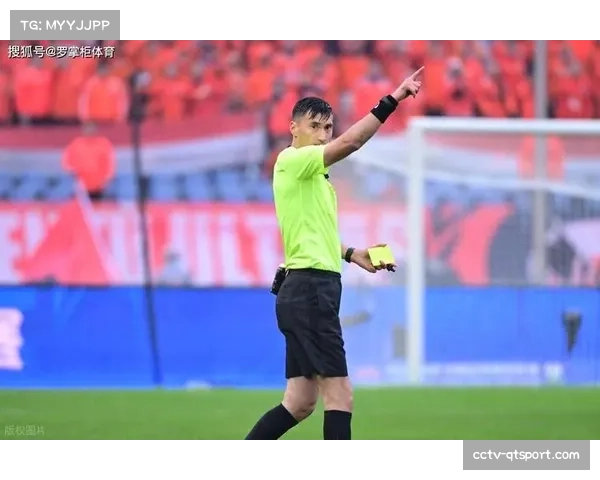 主裁判拉奥斯观看VAR后取消点球判罚，引发主场球迷强烈不满